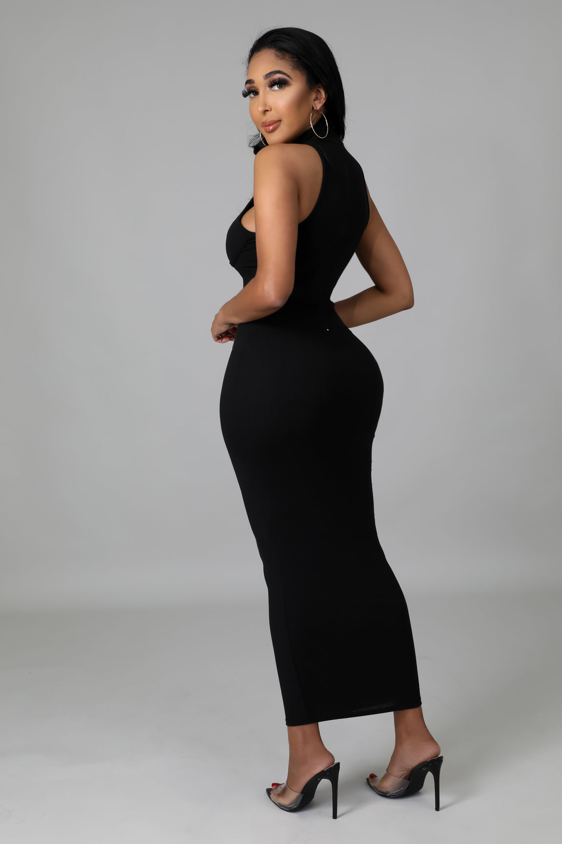 Sleeveless Black dress (*Belt not included)